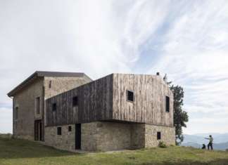 Ca’ Inua, volume solitario in pietra e legno