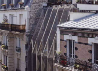 Maison Plissée. La leggerezza del metallo