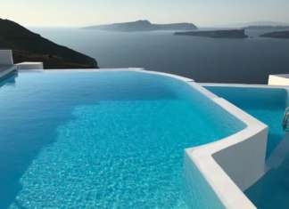 Con il nuovo rivestimento la piscina ha il colore del mare