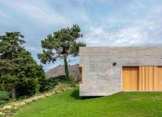 Centro Sociale a Cornido. Un cubo di cemento incastonato nella montagna