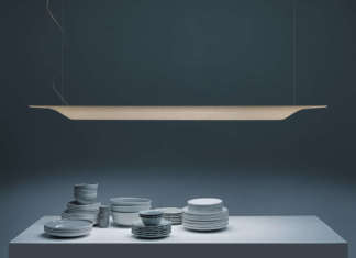 La lampada Troag sembra una canoa di legno