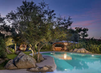 La luce esalta il giardino mediterraneo