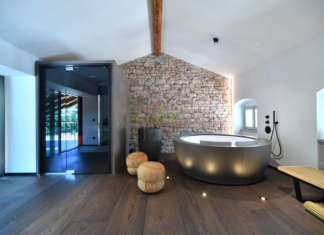 Pavimento in legno per un bagno più confortevole