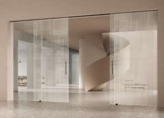 Vetro Madras® BIT 03, design: Lissoni Associati. Sulla porta una trama poetica