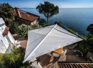 Una vela minimal ombreggia la terrazza panoramica