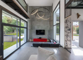 Luce naturale, intreccio di materiali e domotica avanzata