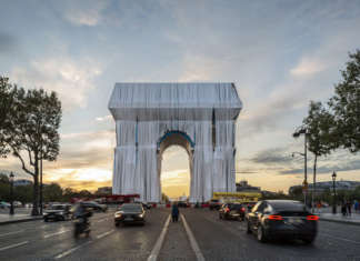 L’eredità di Christo. Tessuto in polipropilene riciclabile avvolge L’Arco di Trionfo