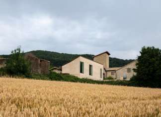 A Lérruz una casa di pietra che si integra con il paesaggio