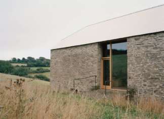 Redhill Barn: un antico fienile nelle campagne inglesi ristrutturato da TYPE