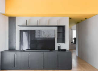 Giallo caterpillar lungo il Naviglio di Milano