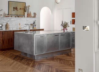 Cucina in acciaio per una ricercata residenza parigina