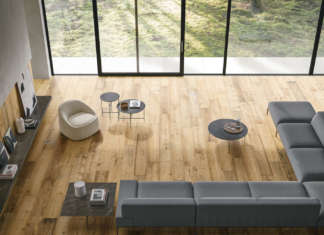 La resistenza del grès incontra lo charme del legno