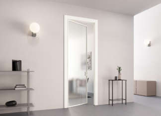 La porta in cristallo dona luminosità agli spazi