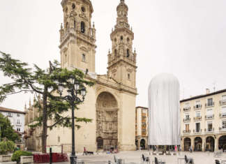 A DOME un padiglione temporaneamente monumentale in Plaza del Mercado