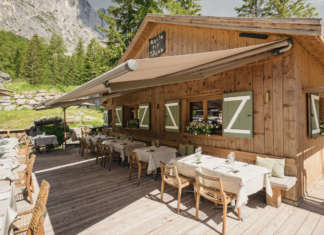 Godere del panorama alla Baita Piè Tofana