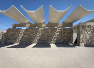 Equilibrio tra leggerezza e massa per una piscina a Castromonte