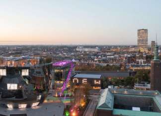 The Podium, un’installazione rosa neon a Rotterdam a firma MVRDV