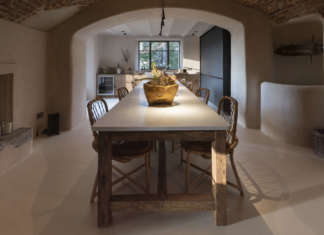 La potenza della pietra naturale in una villa sul lago d’Orta