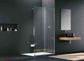 La solidità delle porte scorrevoli dialoga con il design rigoroso