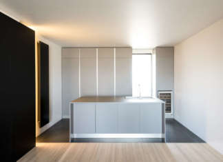 La luce naturale inonda l’appartamento