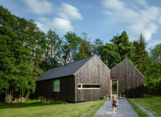 Villa in legno ai margini del bosco