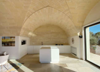 Cucina open space in solid surface tra la natura pugliese