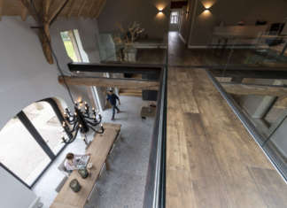 L’impatto avvolgente del legno e della pietra