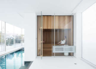 La piscina dialoga con la natura