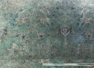 Marmo e quarzite per rappresentare cielo, terra e mare