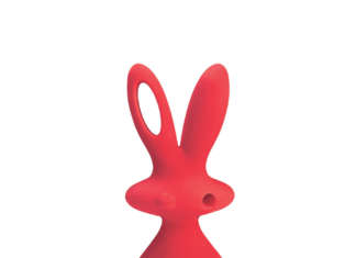 Bunny e Cosmo Bunny: sculture in polietilene by Aki Kuroda