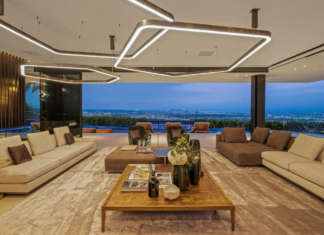 Giochi di luce e tessuti nella villa 8498 Hillside di Los Angeles