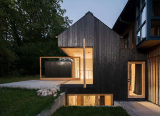 Una casa nera monolitica sulle rive dell’Ammersee casa nera