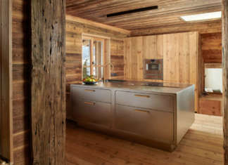 Cucina in acciaio e pietra nel cuore delle Dolomiti
