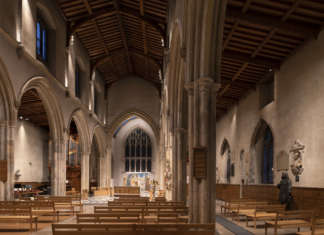 L’illuminazione della St Giles Church a Londra