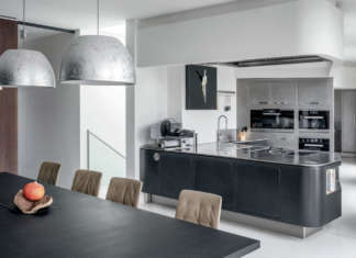 La cucina Ego in acciaio inox protagonista di un attico black & white
