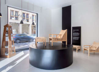 Dialogo tra panche: galleria in movimento