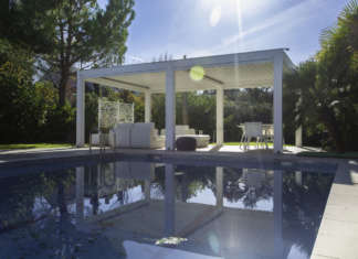 Living open air tra piscina e vasca idromassaggio