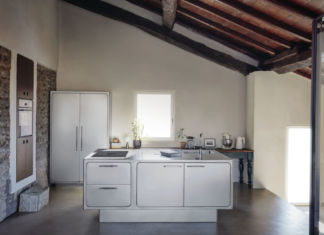 Cucina in acciaio per una residenza panoramica a Varese