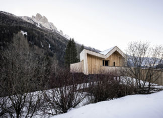 L’hotel si mimetizza tra le montagne della Val di Fassa