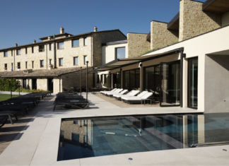 Benessere a bordo piscina a Borgo Lanciano