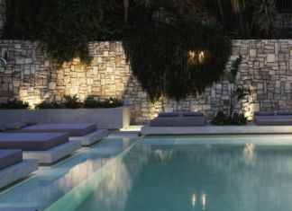 Superfici effetto cemento in dialogo con il paesaggio greco