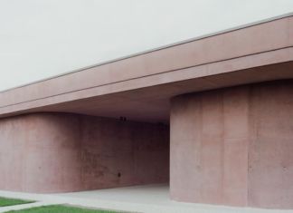 Casa con grande portico by MIDE architetti