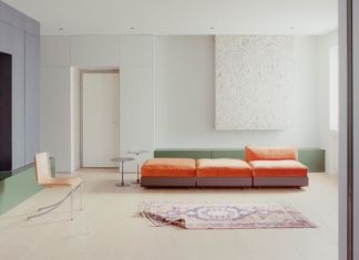 Materiali naturali, luce e colore in un appartamento nella periferia di Milano