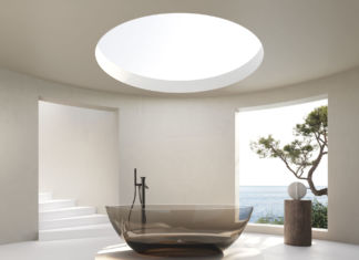 Una vasca fumé porta giochi di luce nella sala da bagno