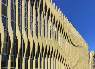 Scuola Sami Frashëri: il movimento sinuoso della facciata in alluminio Sami Frashëri