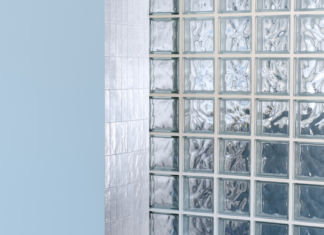 Funzioni e luminosità nei bagni di una residenza sull’Adriatico