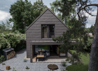 Un cottage moderno tra le conifere cottage