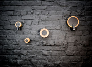 Les Bobines, legno e pelle per appendiabiti d’autore