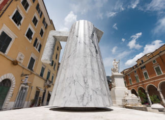 Plissè marble edition: una scultura in marmo venatino per White Carrara white carrara
