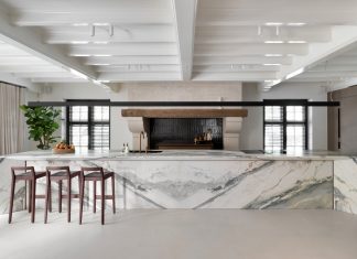 Tonalità naturali e stile minimal per un cottage di lusso